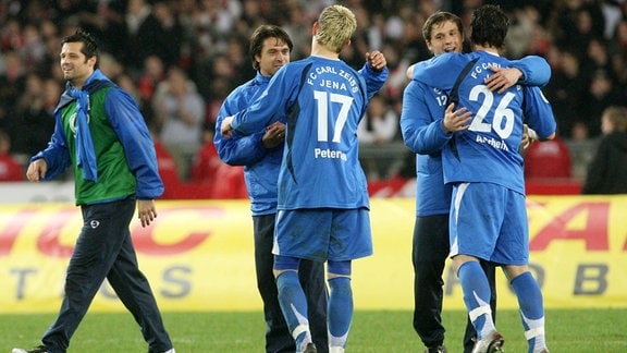 Schlussjubel Jena, v.li.: Filip Tapalovic, Trainer Henning Bürger, Nils Petersen, Daniel Kraus und Patrick Amrhein 