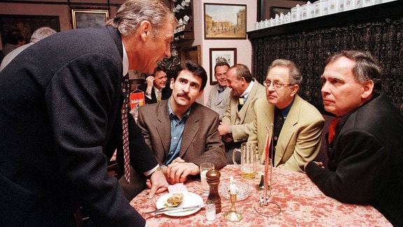 Eduard Geyer im Gespräch mit den Trainern Damian Halata (VfB Leipzig) und Heinz Werner sowie Manager Dr. Klaus Dietze (VfB Lpz), 1997