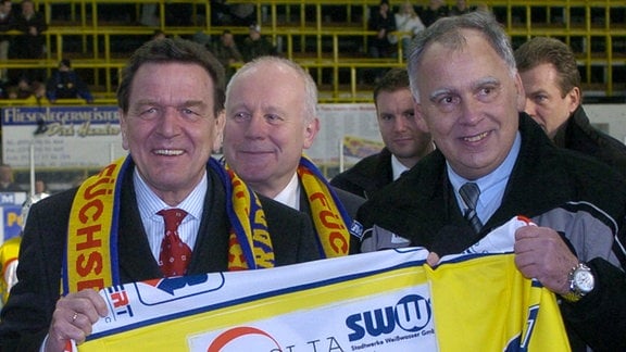 Gerhard Schröder bekommt 2005 von Klaus Dietze ein Spieler-Trikot mit Namenszug und der Nummer 1 geschenkt.