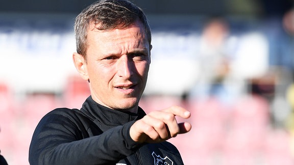 Nico Knaubel Trainer FC Eilenburg nach dem Spiel Meuselwitz gegen Eilenburg 24.10.2021, zeigt mit dem rechten Zeigefinger nach vorn. 