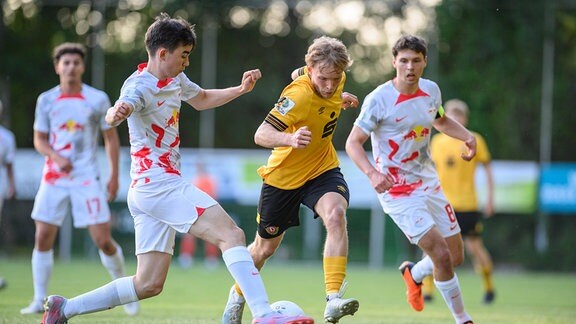Dresdens Joe Löwe im Zweikampf Pokalfinale