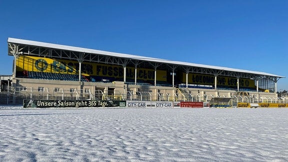 Schnee auf dem Rasen eines Stadions