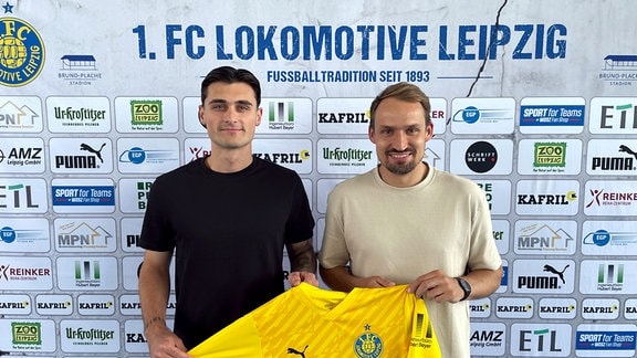 Adrian Kireski, 1. FC Lok Leipzig, und Sportdirektor Toni Wachsmuth schauen lächelnd in die Kamera.