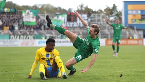 Florian Kirstein (20, Chemie Leipzig) stürzt über Ryan Adigo (11, Lok Leipzig)