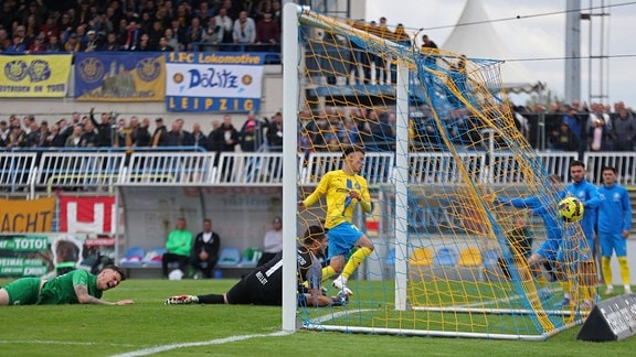 Pasqual Verkamp (7, Lok Leipzig) erzielt das Tor zum 2:0, Torwart und Kapitän Benjamin Bellot (1, Chemie Leipzig) ist geschlagen.