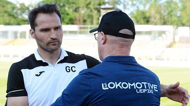 Umarmung von Guerino Capretti (Trainer SC Verl) (li.) und Wolfgang Wolf (Sportdirektor und Trainer Lok Leipzig) (re.) nach dem Spiel.