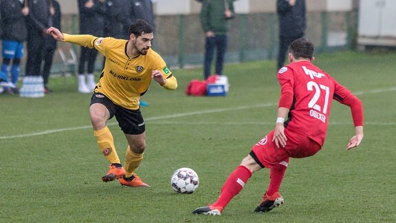 Dynamos U-19 Spieler Luca Shubitidze (links) am Ball. 