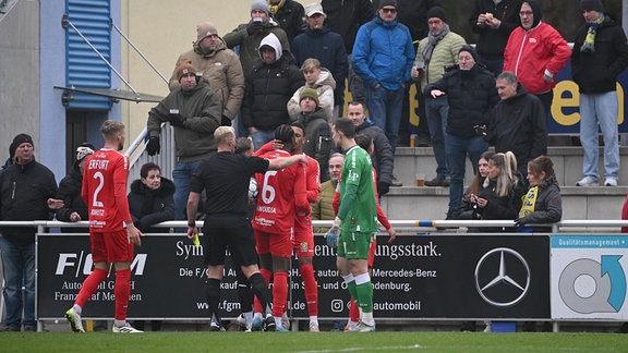 Maxime Awoudja (6., Erfurt) wurde von einem Fan rassistisch beleidigt, er geht in Richtung Publikum, um sich zu beschweren, Schiedsrichter Jens Klemm gibt ihm gleich die gelbe Karte