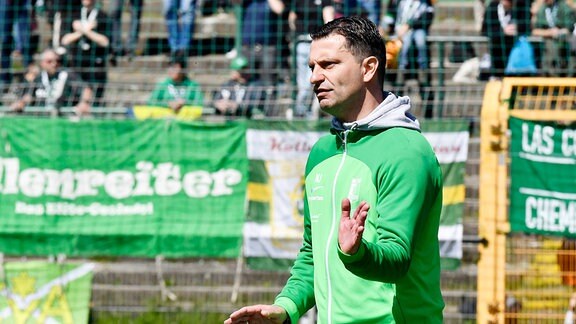 Miroslav Jagatic Trainer Chemie Leipzig gestikuliert am Spielfeldrand beim Spiel Chemie Leipzig gegen Greifswald