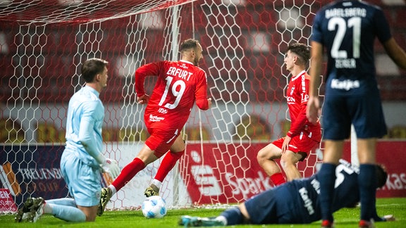 Ömer Uzun 19 (FC Rot Weiss Erfurt) erzielt in dieser Szene das 1:1 für sein Team.