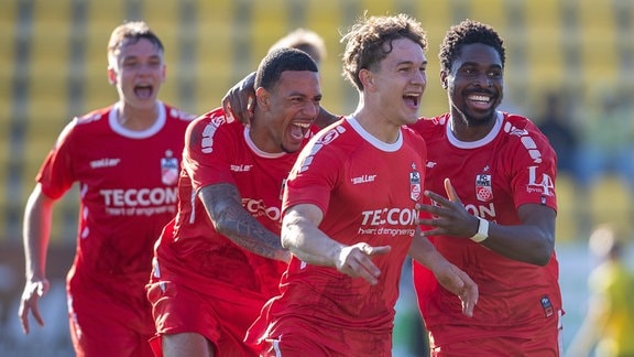 Jeremiaha Maluze Erfurt jubelt über das Tor zum 1:0 zusammen mit Robin Fabinski , Maxime Awoudja und Til Linus Schwarz