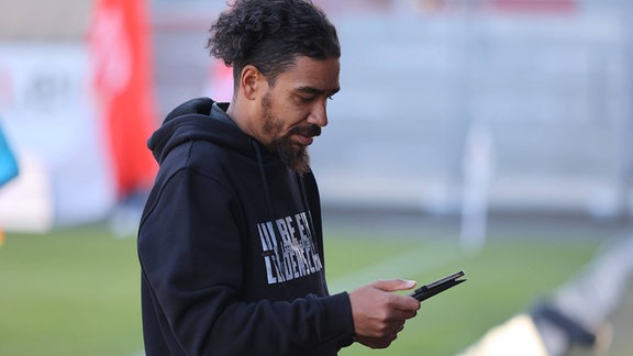 Trainer Manuel Rost (Germania Halberstadt) auf dem Fußballplatz