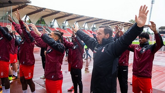 Die Erfurter Mannschaft um Trainer Fabian Gerber Erfurt, vor dem Spiel bei den Fans.