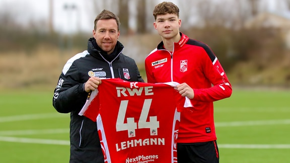 RWE-Trainer Fabian Gerber (li.) begrüßt Leihspieler Paul Lehmann