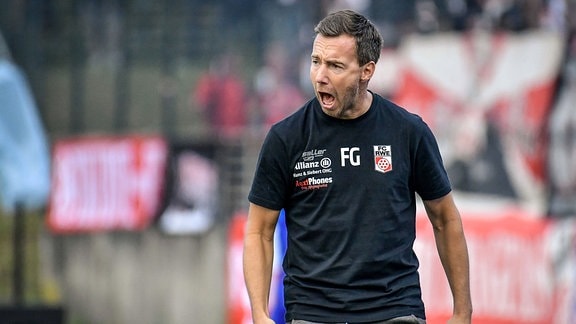 v.l. Fabian Gerber FC Rot-Weiß Erfurt Trainer,gibt Anweisungen, gestikuliert mit den Armen.