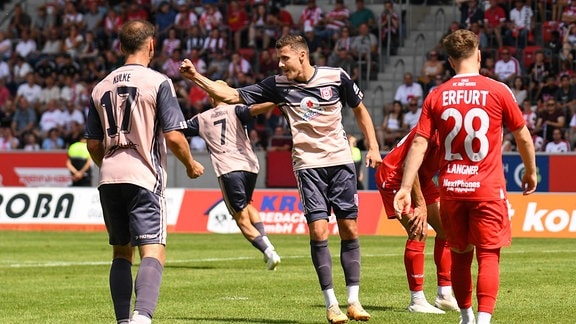 Halles Marius Hauptmann jubelt nach dem Führungstreffer zum 1:0