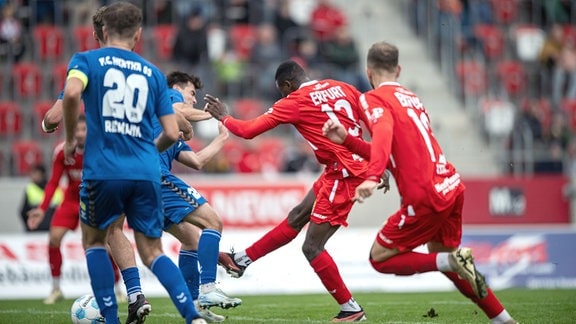 Obed Chidindu Ugondu 13 (FC Rot-Weiss Erfurt) erzielt in dieser Szene das 1:0 für Erfurt. Torhüter Jasper Kühn 1 (FC Hertha 03 Zehlendorf) ist dabei machtlos.