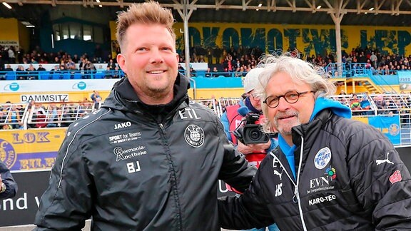 1.FC Lokomotive Leipzig vs. FSV Wacker 90 Nordhausen. , Im Bild v.l.: Trainer Björn Joppe (Lok, Teamchef) begrüßt Trainer Heiko Scholz ( Nordhausen).