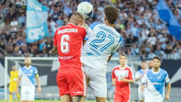 v.l. Jan Löhmannsröben Hallescher FC und Louis Fischer Chemnitzer FC im Zweikampf mit dem Kopf am Ball.