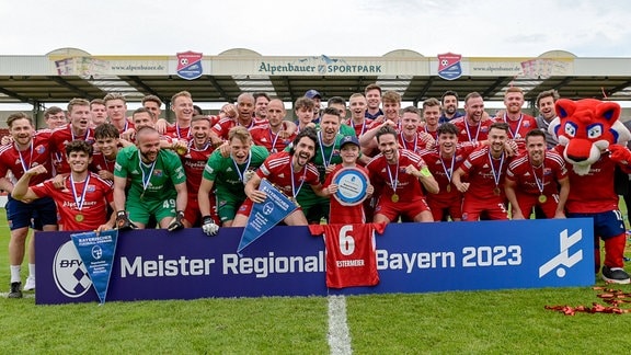 Unterhachinger Spieler feiern die Meisterschaft in der Regionalliga Bayern