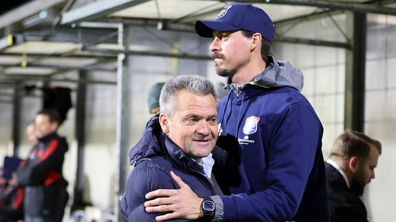 Manfred Schwabl umarmt Sandro Wagner.
