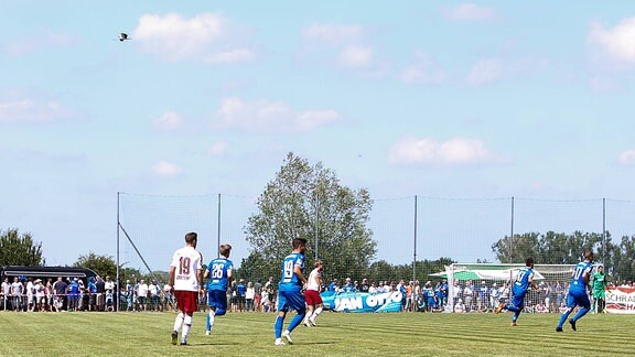Testspiel des 1. FC Magdeburg gegen den FC Energie Cottbus auf dem Sportplatz am Anger in Barleben