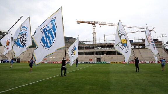 Fahnenträger mit Jenaer Flaggen im Ernst-Abbe-Sportfeld