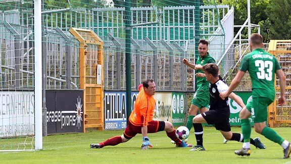 Testspiel, Saison 2021/ 2022: BSG Chemie Leipzig vs. Kickers Markkleeberg Chance für Manuel Wajer 4, Chemie gegen Torwart Alexander Czempik 1, Kickers Markkleeberg