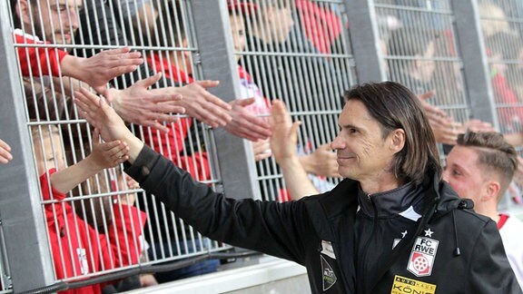 Trainer Thomas Brdaric (Erfurt) bedankt sich nach dem Spiel bei den Fans.