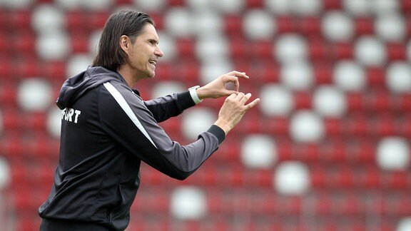 Trainer Thomas Brdaric (Erfurt) gibt Anweisungen und macht Zeichen mit seinen Händen.
