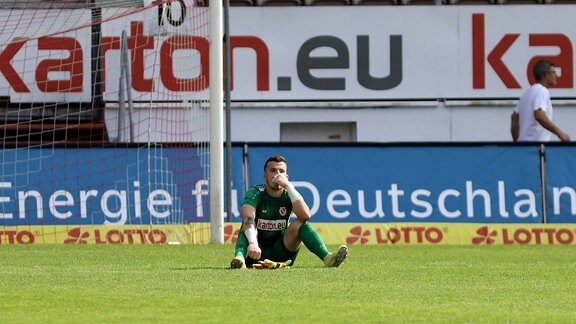 Tim Stawecki Energie Cottbus,  sitzt enttäuscht nach dem Spiel auf dem rasen im Stadion Fussball Regionalliga Nordost 2020/2021 FC Energie Cottbus - Sv Lichtenberg