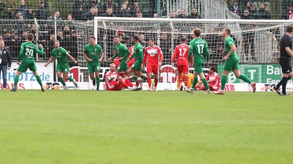 Tor-Jubel bei der BSG Chemie Leipzig. 