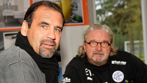 Szene aus dem Rgionalliga-Spiel Wacker Nordhausen gegen Berliner AK; Heiko Scholz (Trainer Nordhausen) (re.) und Ulf Kirsten (Berater Nordhausen und Ex-Spieler, u.a. bei Dynamo Dresden)