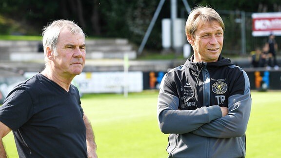 Volkhardt Kramer Manager VfB Auerbach li. und Sven Köhler Trainer VfB Auerbach im Gespräch