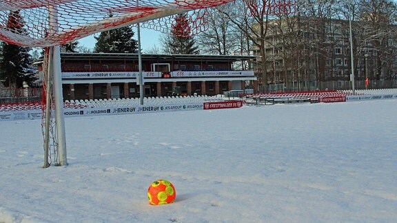 Ein verschneiter Fußballplatz.