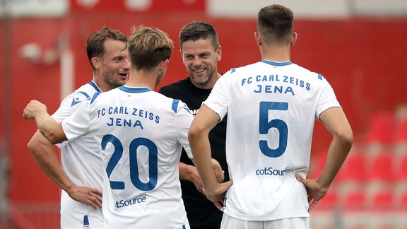 v.li.: Rene Lange FC Carl Zeiss Jena, Trainer Torsten Ziegner FC Würzburger Kickers lachend.