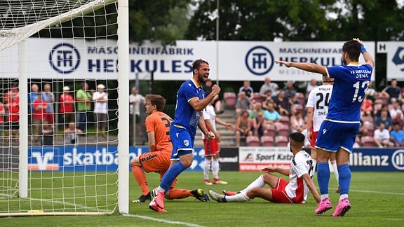 Fabian Eisele und Vasileios Dedidis jubeln nach dem Tor zum 0:1