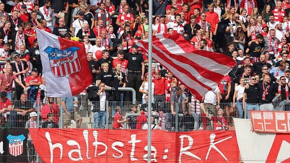 Fans des FSV Zwickau mit Fahnen im Stadion