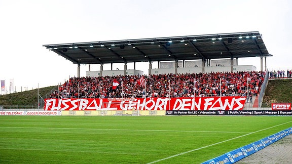 Nordtribüne der GGZ-Arena in Zwickau mit dem Spruchband Fussball gehört den Fans