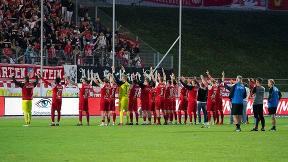 Die Spieler vom FSV Zwickau bedanken sich bei den Fans.