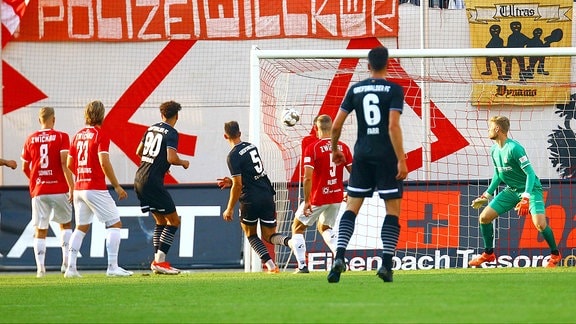 Bastian Strietzel (Greifswald, 4.v.l.) trift zums 0:1.