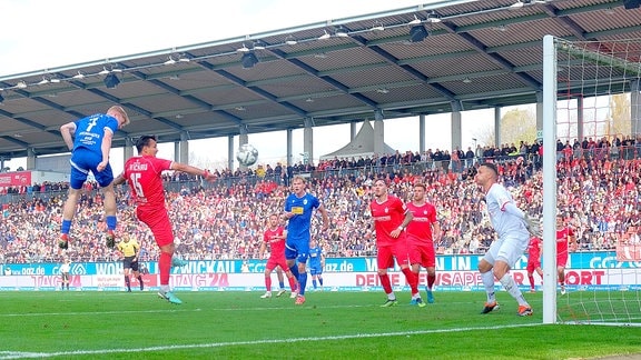 Erik Weinhauer (Jena, links) überwindet Torhüter Lucas Hiemann (Zwickau, rechts) per Kopf zum 0:1 , dazwischen Andrej Startsev (Zwickau) 