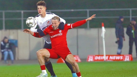 Theo Gunnar Martens, FSV Zwickau, vorn, im Zweikampf mit Ben Keßler, Meuselwitz.