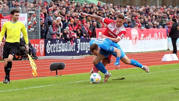 v.li.: Linus Zimmer 1. FC Lokomotive Leipzig vs.Guido Kocer Greifswalder FC