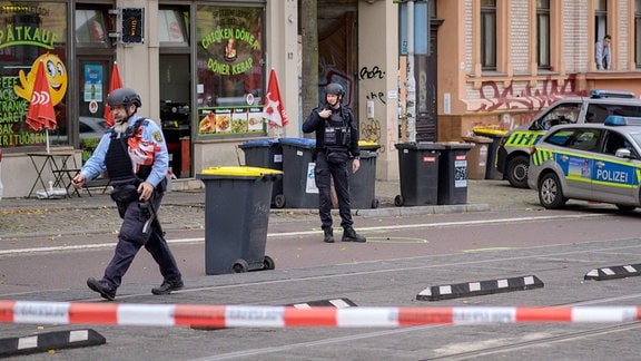 Polizei vor einem Döner Imbiss in Halle.
