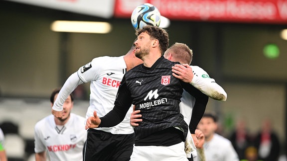 Szene aus dem Fußballspiel Verl SC Verl - Hallescher FC: Patrick Hasenhüttl (45) steigt zum Kopfball.