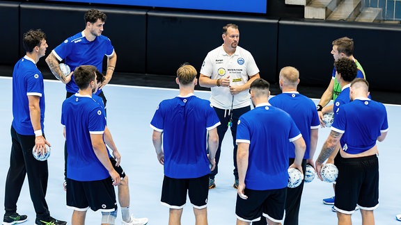 Misha Kaufmann (ThSV Eisenach,Trainer) spricht zur Mannschaft.