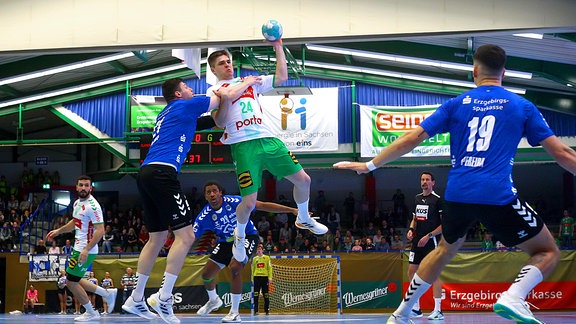 Eine Szene aus einem Handballspiel.
