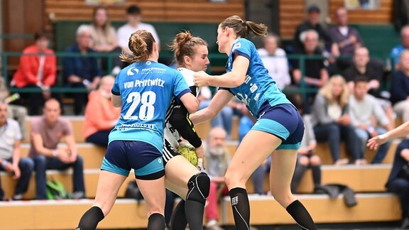 Buxtehuder Sportverein haben die Spielerin von BSV Sachsen Zwickau im Griff