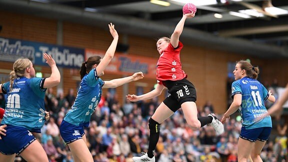 Liv Süchting will den Ball von Cara Reuthal